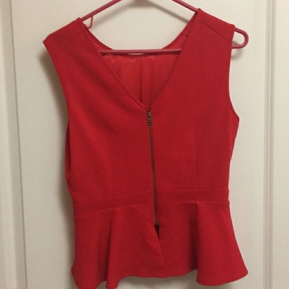 ❤️BCBGMaxAzria red peplum top with lace and back zipper size small - Picture 5 of 6